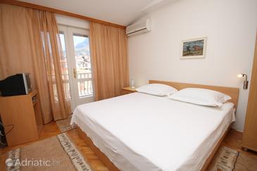 Bedroom Makarska, Bedroom in the room, dostupna klima i WIFI.