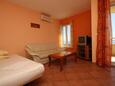 Sala de estar Baška Voda, Sala de estar in the apartment, air condition available y WiFi.