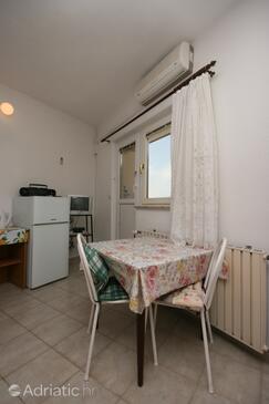 Dining room Baška Voda, Dining room in the studio-apartment, dostupna klima.