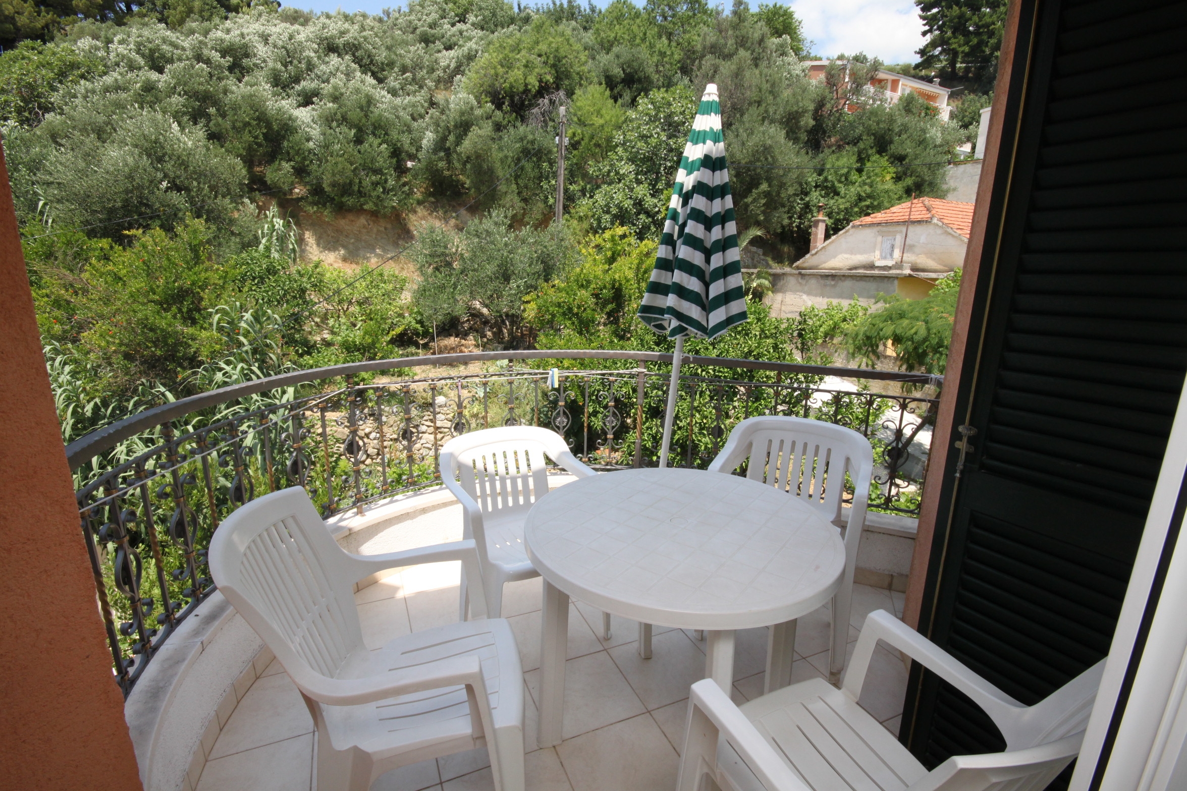 One bedroom apartment near beach Podgora, Makarska  A-c