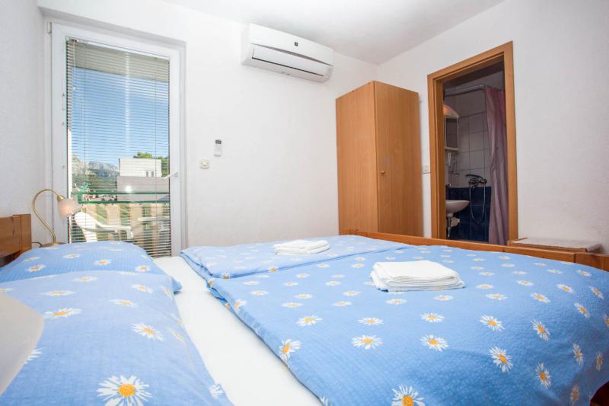 Two bedroom apartment with balcony and sea view Makarska (A-6729-a)