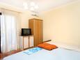 Sućuraj, Bedroom in the apartment, air condition available, (pet friendly) and WiFi.