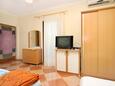 Sućuraj, Bedroom in the apartment, air condition available, (pet friendly) and WiFi.