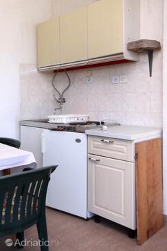 Sućuraj, Kitchen in the apartment, (pet friendly) and WiFi.