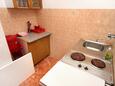 Sućuraj, Kitchen in the apartment, (pet friendly) and WiFi.