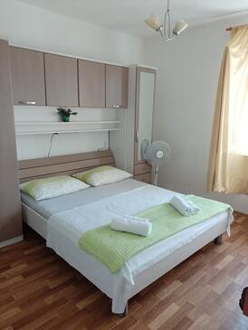 Sućuraj, Bedroom in the room, (pet friendly) and WiFi.