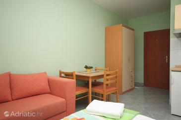 Dining room Sućuraj, Dining room in the studio-apartment, dopusteni kucni ljubimci i WIFI.