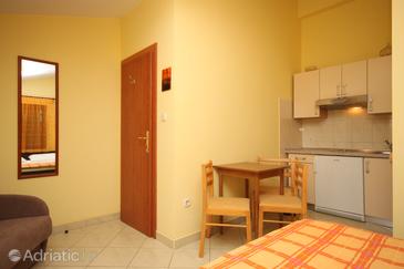 Dining room Sućuraj, Dining room in the studio-apartment, dopusteni kucni ljubimci i WIFI.