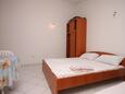 Podaca, Bedroom in the studio-apartment, air condition available and WiFi.