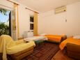 Spavaća soba Baška Voda, Spavaća soba u smještaju tipa room, dostupna klima, kućni ljubimci dozvoljeni i WiFi.