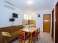 Dining room Baška Voda, Dining room in the apartment, air condition available and WiFi.