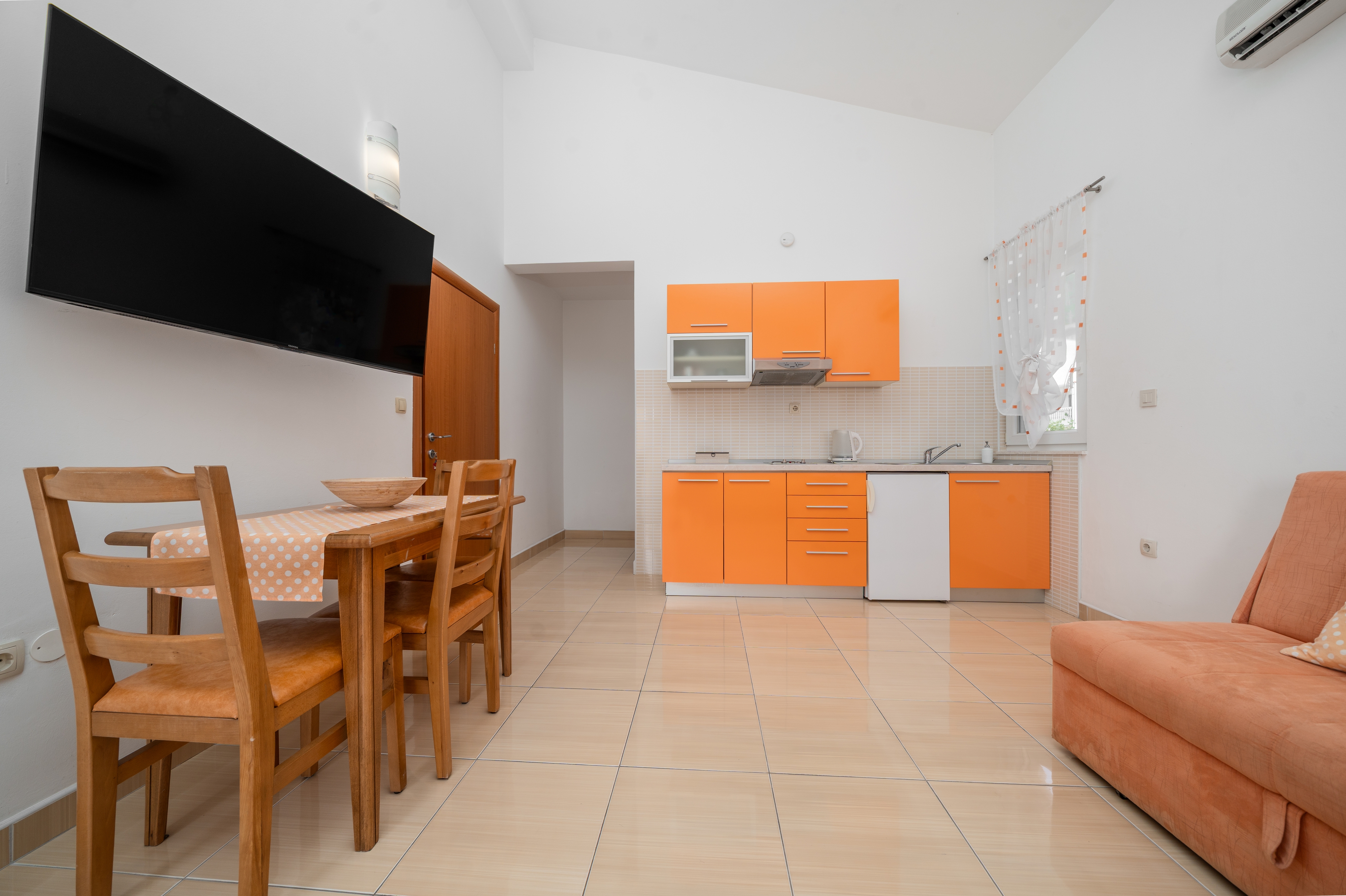 Studio flat with balcony and sea view Baška Voda, Makarska (AS-6763-b)