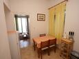 Podgora, Comedor in the apartment, air condition available y WiFi.