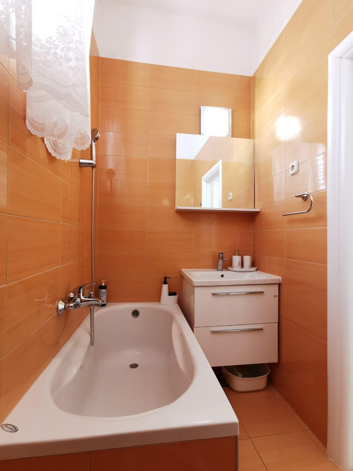 Room with balcony and sea view Makarska  S-a