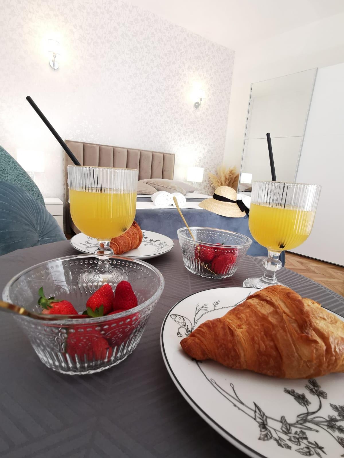 Room with balcony and sea view Makarska  S-a