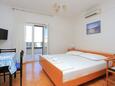 Camera da letto Baška Voda, Camera da letto nell'alloggi del tipo studio-apartment, condizionatore disponibile e WiFi.