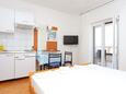 Baška Voda, Camera da letto   nell'alloggi del tipo studio-apartment, condizionatore disponibile e WiFi.