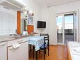 Baška Voda, Sala da pranzo nell'alloggi del tipo studio-apartment, WiFi.