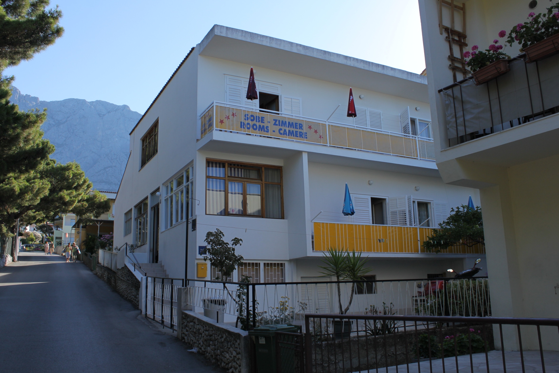 Room with balcony Makarska  S-a