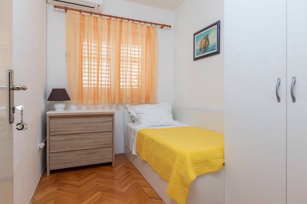 Four bedroom apartment near beach Podgora, Makarska  A-a