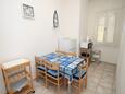 Podgora, Eetkamer in the apartment, (pet friendly) en WiFi.