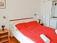 Podgora, Bedroom in the studio-apartment, air condition available and WiFi.