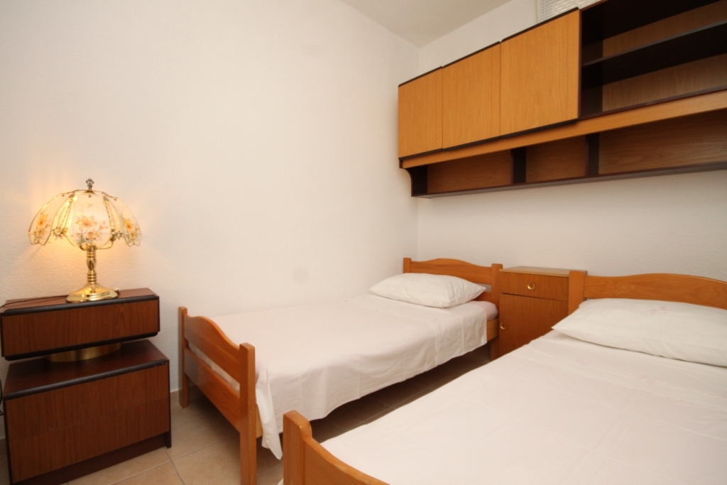 One bedroom apartment with terrace and sea view Makarska (A-6792-b)