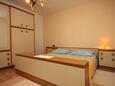 Makarska, Dormitorio in the apartment, air condition available y WiFi.