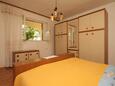 Makarska, Bedroom in the apartment, air condition available and WiFi.