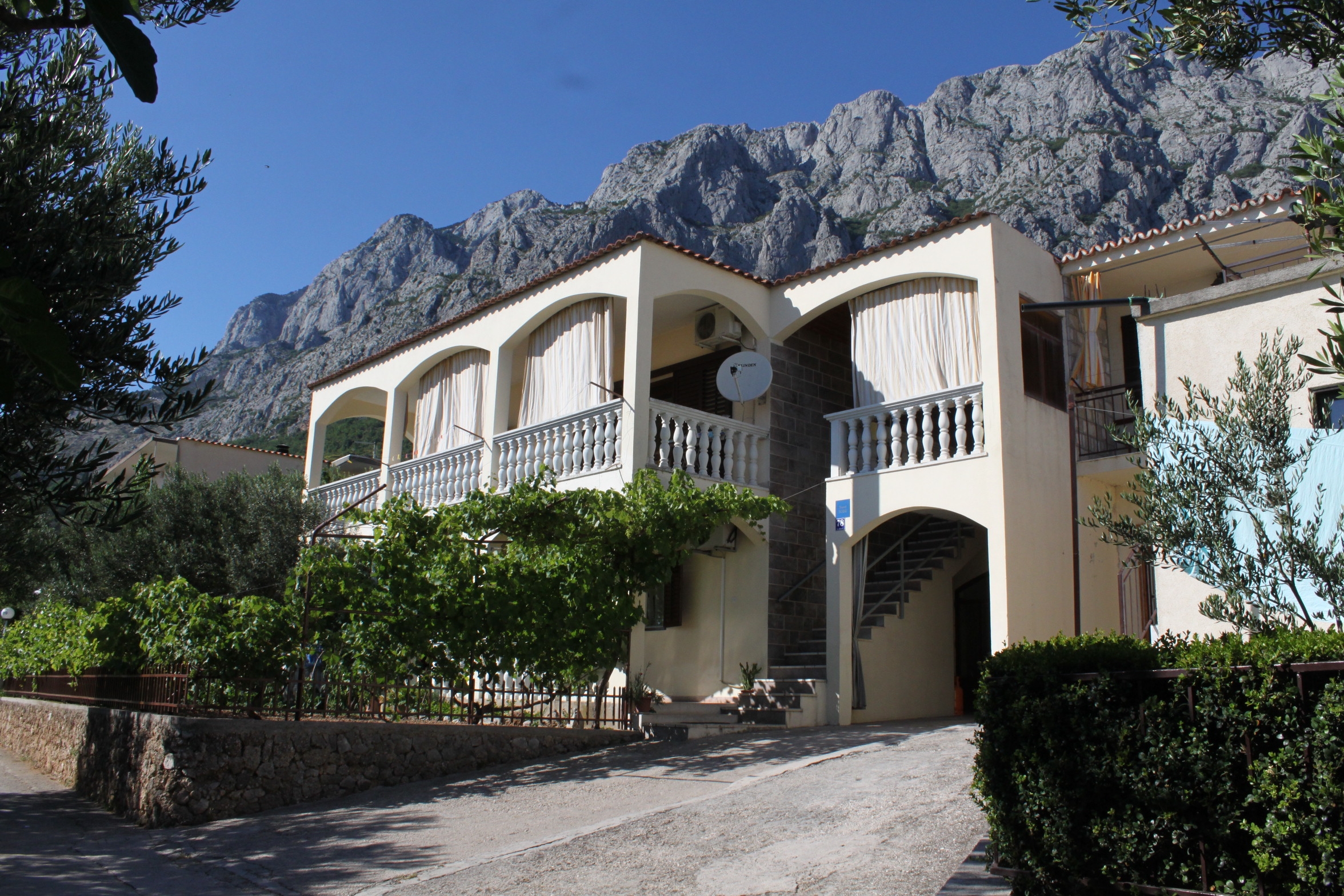 One bedroom apartment with terrace and sea view Makarska (A-6792-b) One bedroom apartment with terrace and sea view Makarska (A-6792-b)