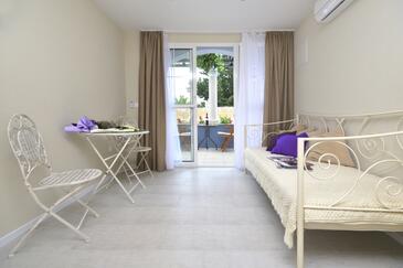 Dining room Tučepi, Dining room in the studio-apartment, air condition available, (pet friendly) and WiFi.