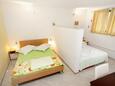 Podgora, Bedroom in the studio-apartment, WiFi.