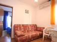 Igrane, Sala de estar in the apartment, air condition available, (pet friendly) y WiFi.