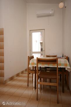 Dining room Makarska, Dining room in the apartment, dostupna klima i WIFI.
