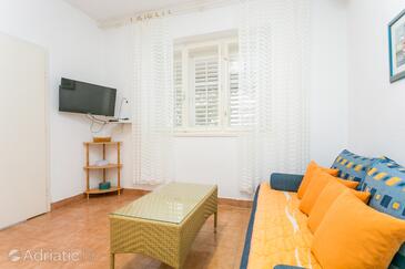 Podgora, Sala de estar in the apartment, air condition available, (pet friendly) y WiFi.