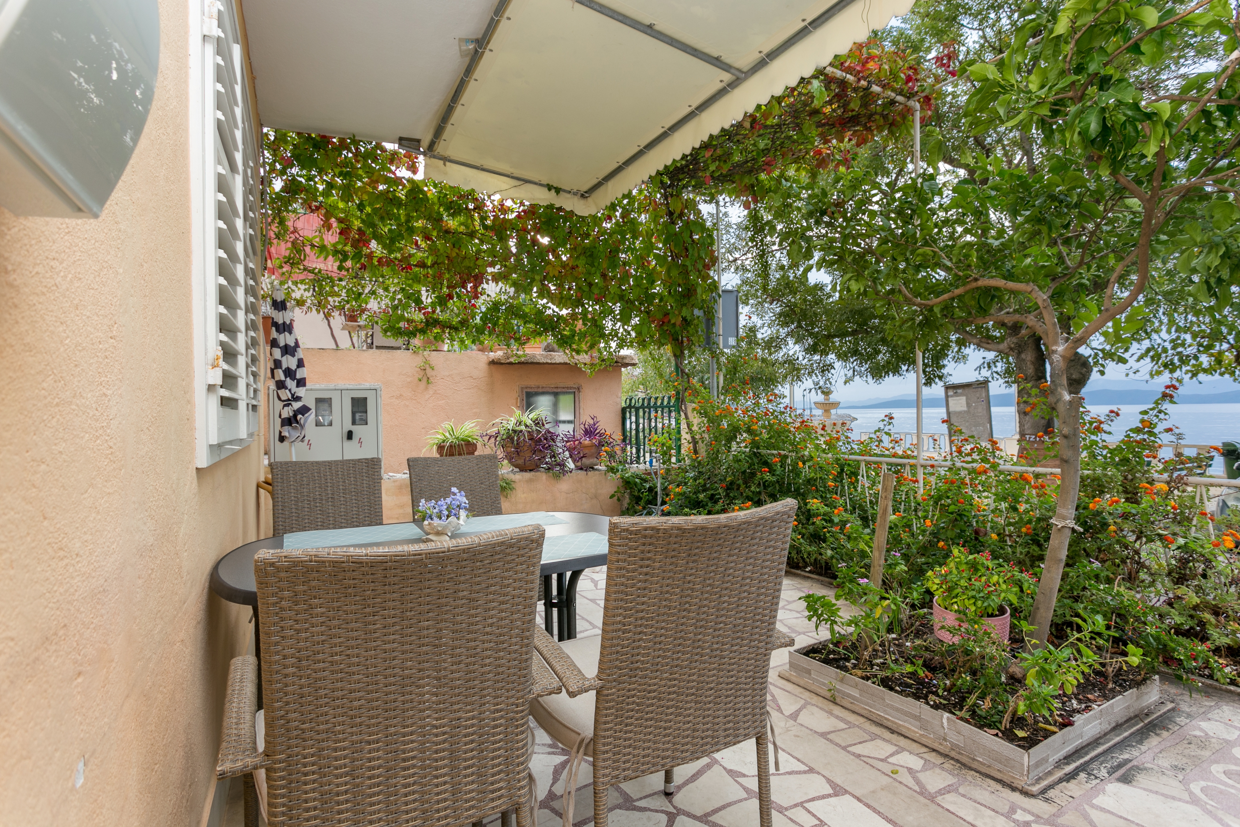 One bedroom apartment near beach Podgora, Makarska  A-b
