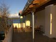 Pašman, Terrasse dans l’hébergement en type apartment, avec la vue sur la mer.