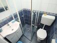 Sućuraj, Bathroom in the studio-apartment, (pet friendly) and WiFi.