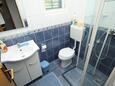 Sućuraj, Bathroom in the studio-apartment, (pet friendly) and WiFi.