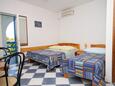 Sućuraj, Bedroom in the studio-apartment, air condition available, (pet friendly) and WiFi.