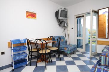 Sućuraj, Dining room in the studio-apartment, (pet friendly) and WiFi.