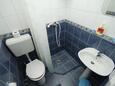 Koupelna Sućuraj, Koupelna v ubytování typu studio-apartment, domácí mazlíčci povoleni a WiFi.
