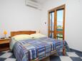 Sućuraj, Bedroom in the studio-apartment, air condition available, (pet friendly) and WiFi.