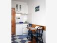 Sućuraj, Dining room in the studio-apartment, (pet friendly) and WiFi.