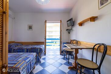 Dining room Sućuraj, Dining room in the studio-apartment, dopusteni kucni ljubimci i WIFI.