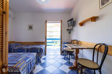 Sućuraj, Dining room in the studio-apartment, (pet friendly) and WiFi.