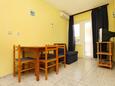 Rastići, Comedor in the apartment, air condition available, (pet friendly) y WiFi.