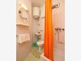 Makarska, Bathroom in the studio-apartment, (pet friendly) and WiFi.