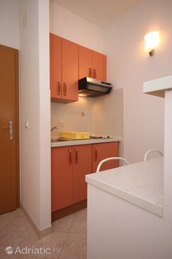 Brela, Kitchen in the studio-apartment, air condition available and WiFi.