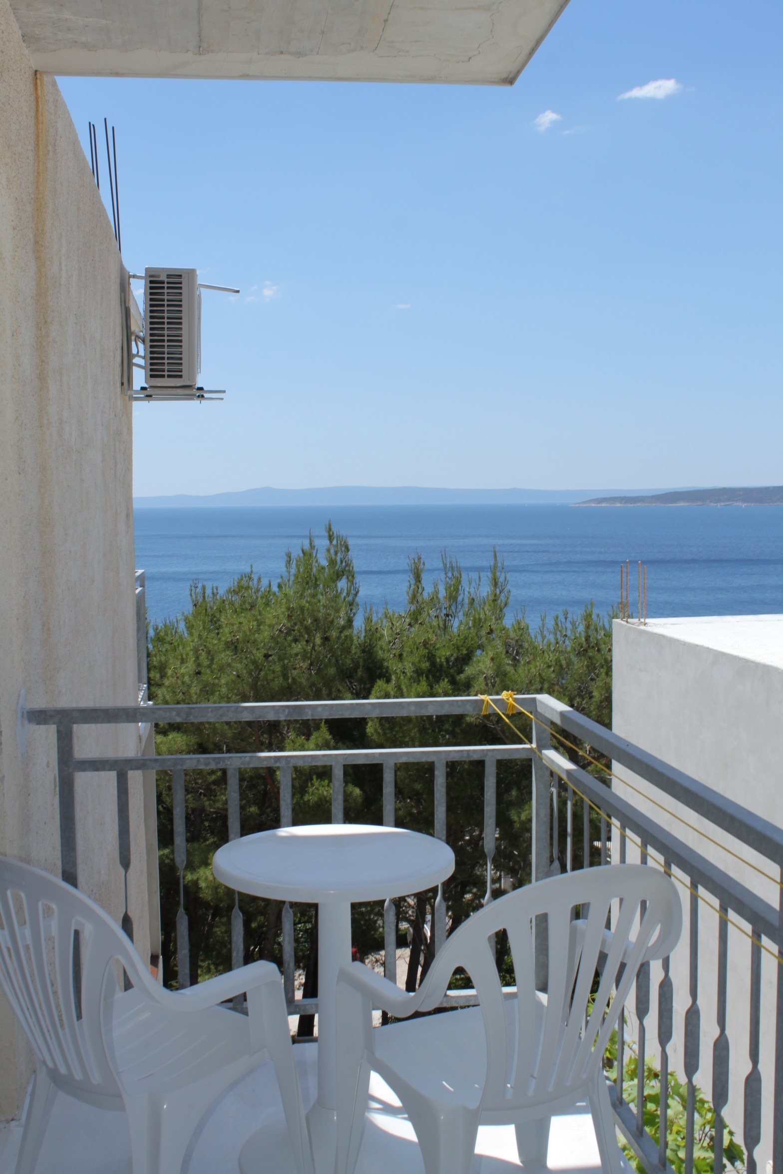 Room with balcony and sea view Brela, Makarska  S-a